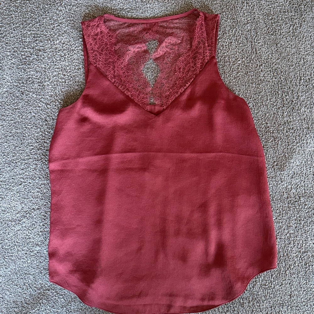 NWT Express lace inset tank / lace trim v-neck with lace back. Wine. M